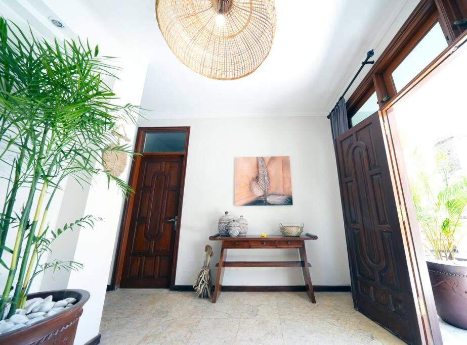 Marie - Kuta - 6 Bedroom 4 Bathroom - Great Location ! *